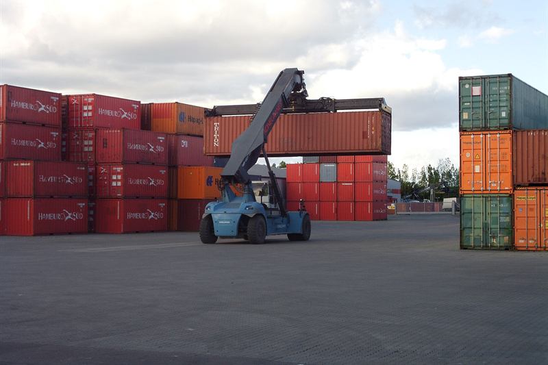 Conteneurs et chariot de manutention sur un terminal portuaire